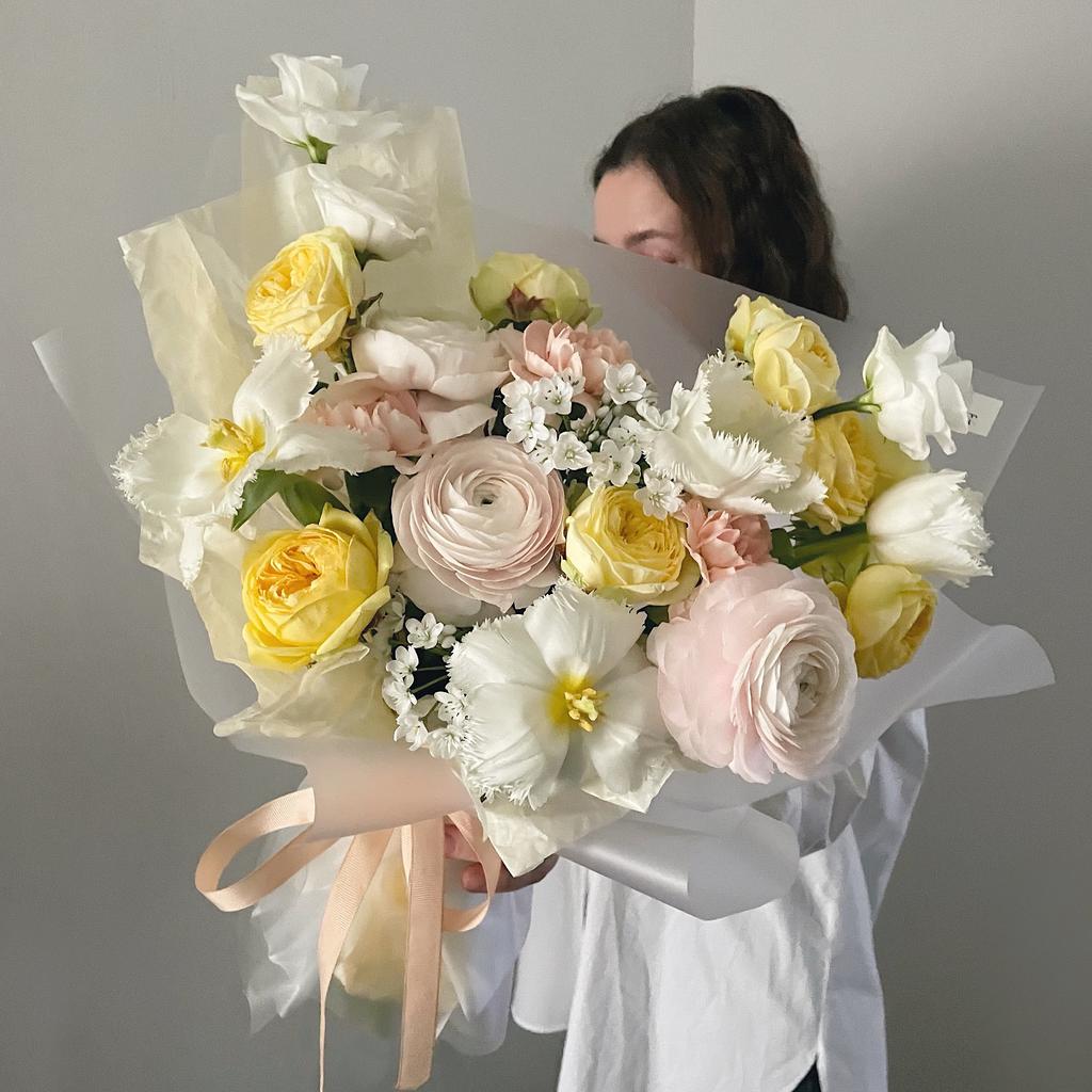 Лали (Нежный Букет с Ранункулюсами, Тюльпанами и Кустовыми Розами)