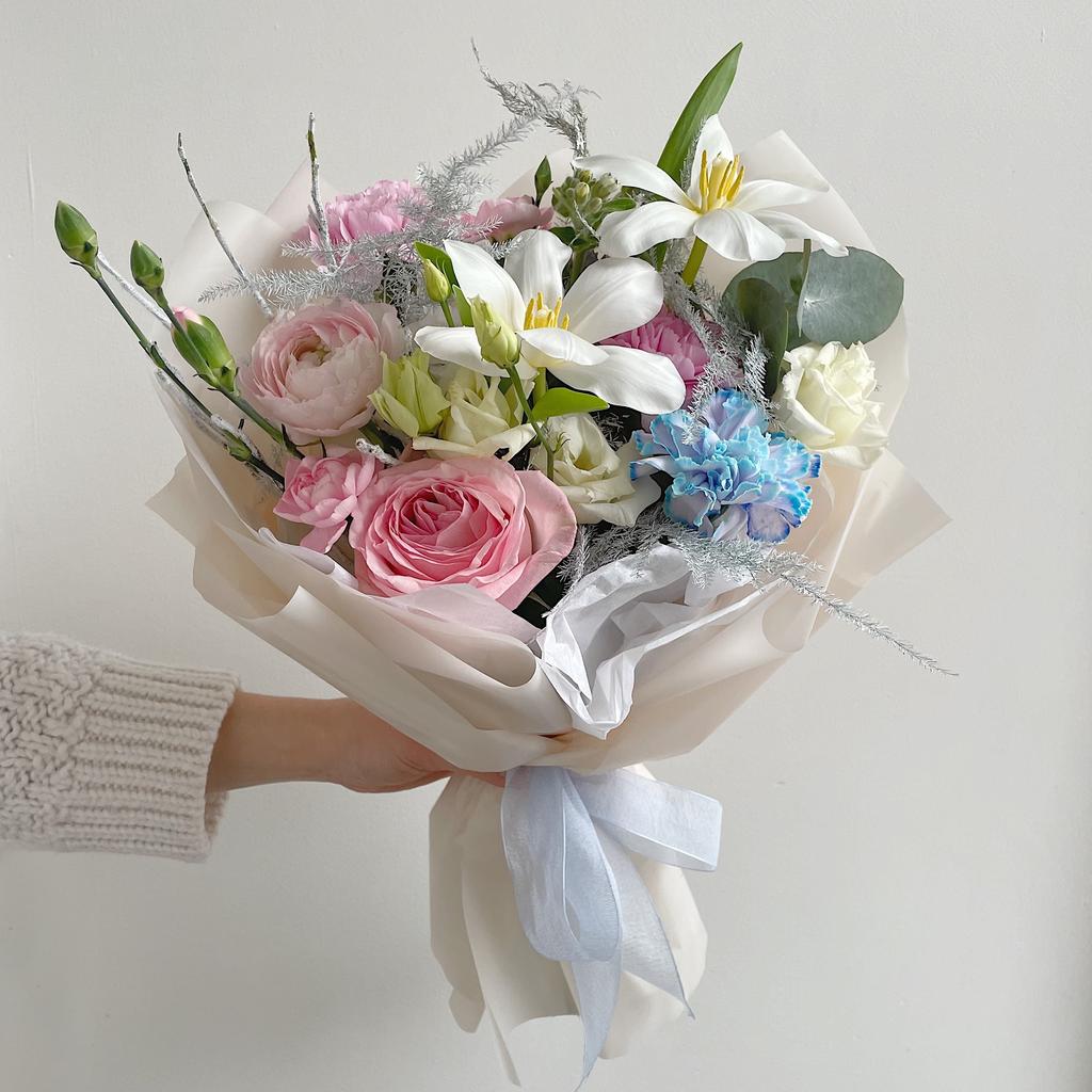 Мальмё (Букет с Ранункулюсом, Тюльпанами и Голубыми Гвоздиками)
