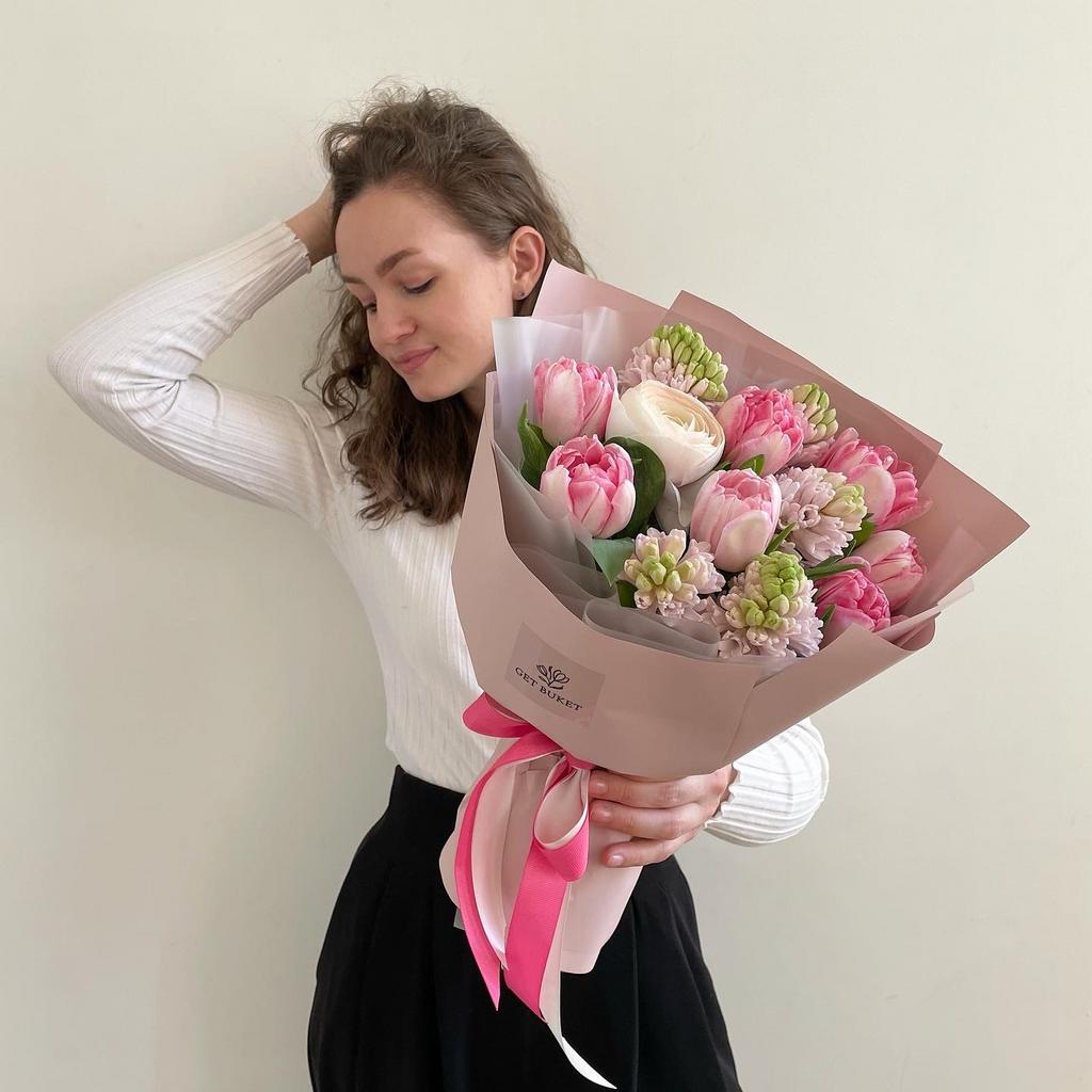 Весенний Пунш (Букет с Ранункулюсами, Гиацинтами и Пионовидными Тюльпанами)