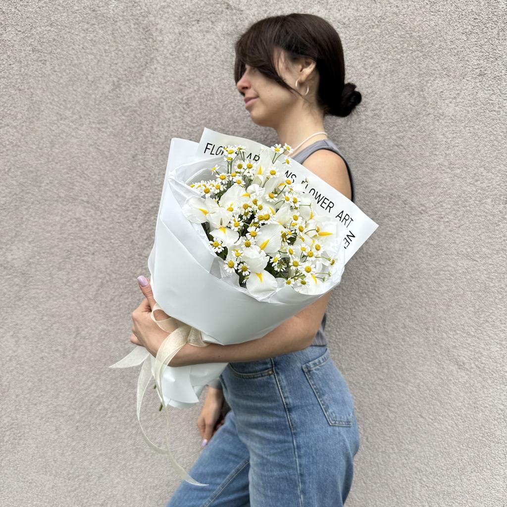Блиц (Букет из Белых Ирисов и Ромашек)