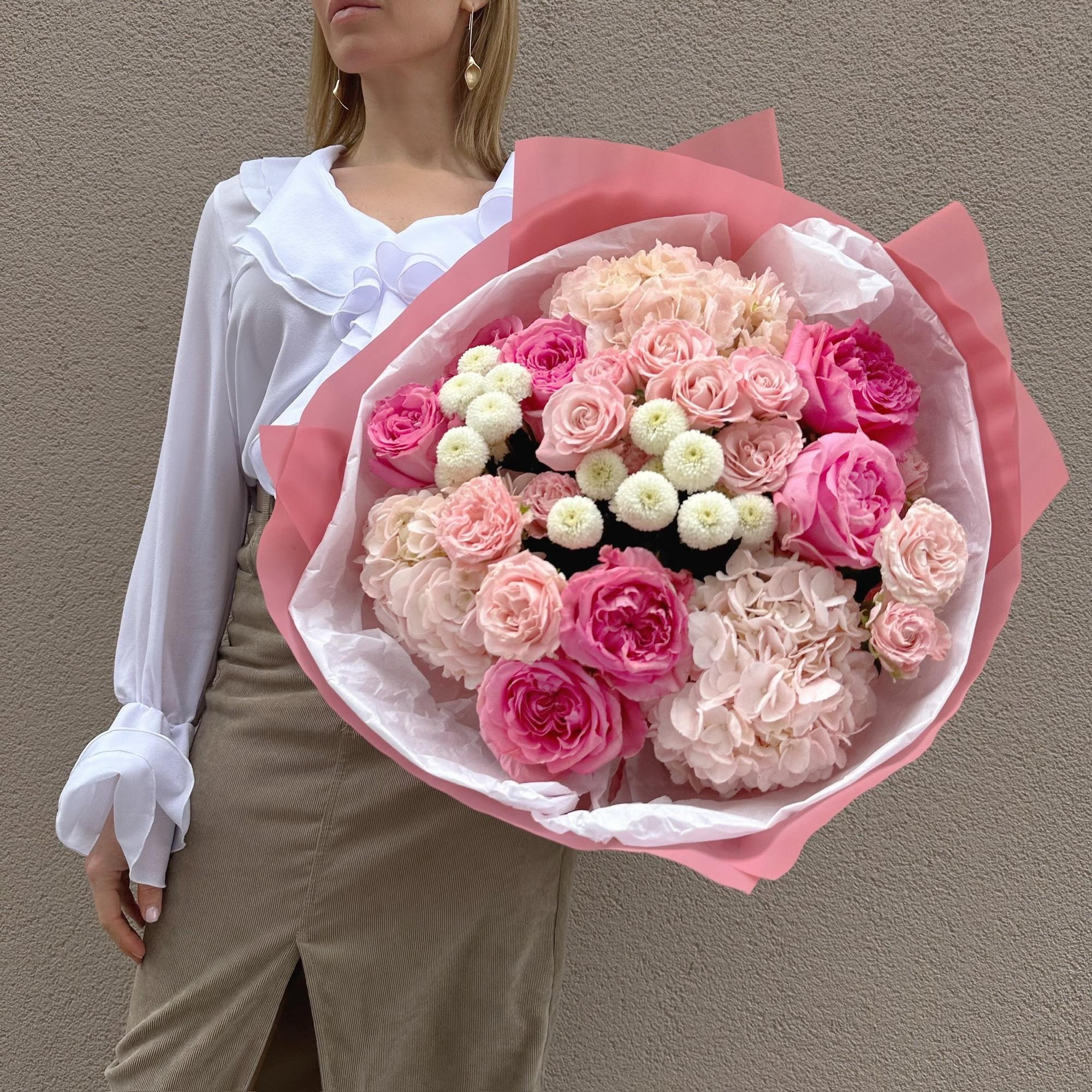 Аристократка (Круглый Букет с Гортензией и Пионовидными Розами)