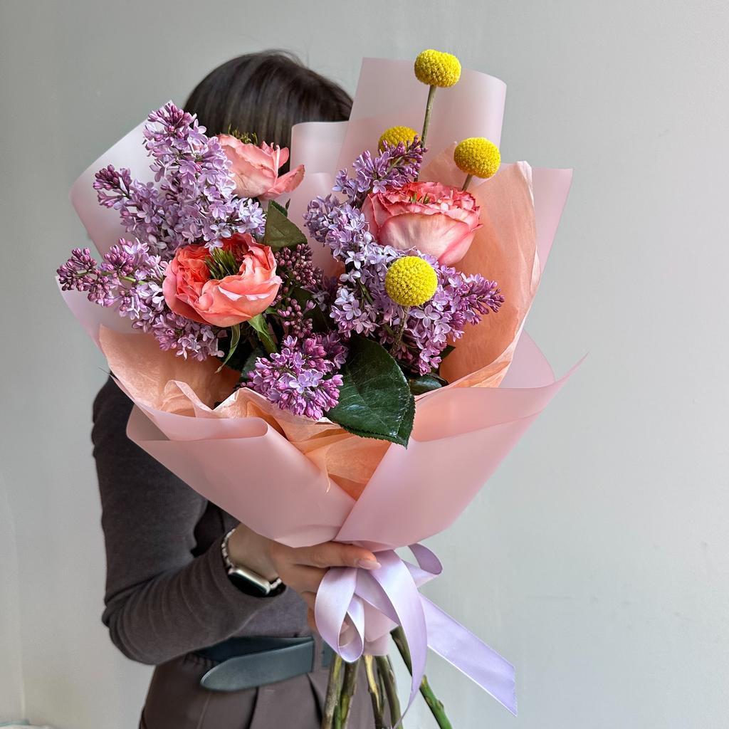 Акита (Сирень и пионовидные розы Мандарин)