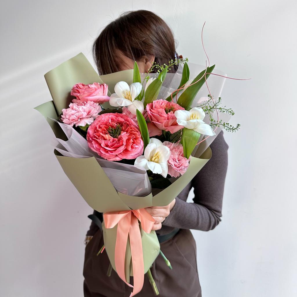 Мандарин (Пионовидные розы Мандарин, тюльпаны, диантусы)