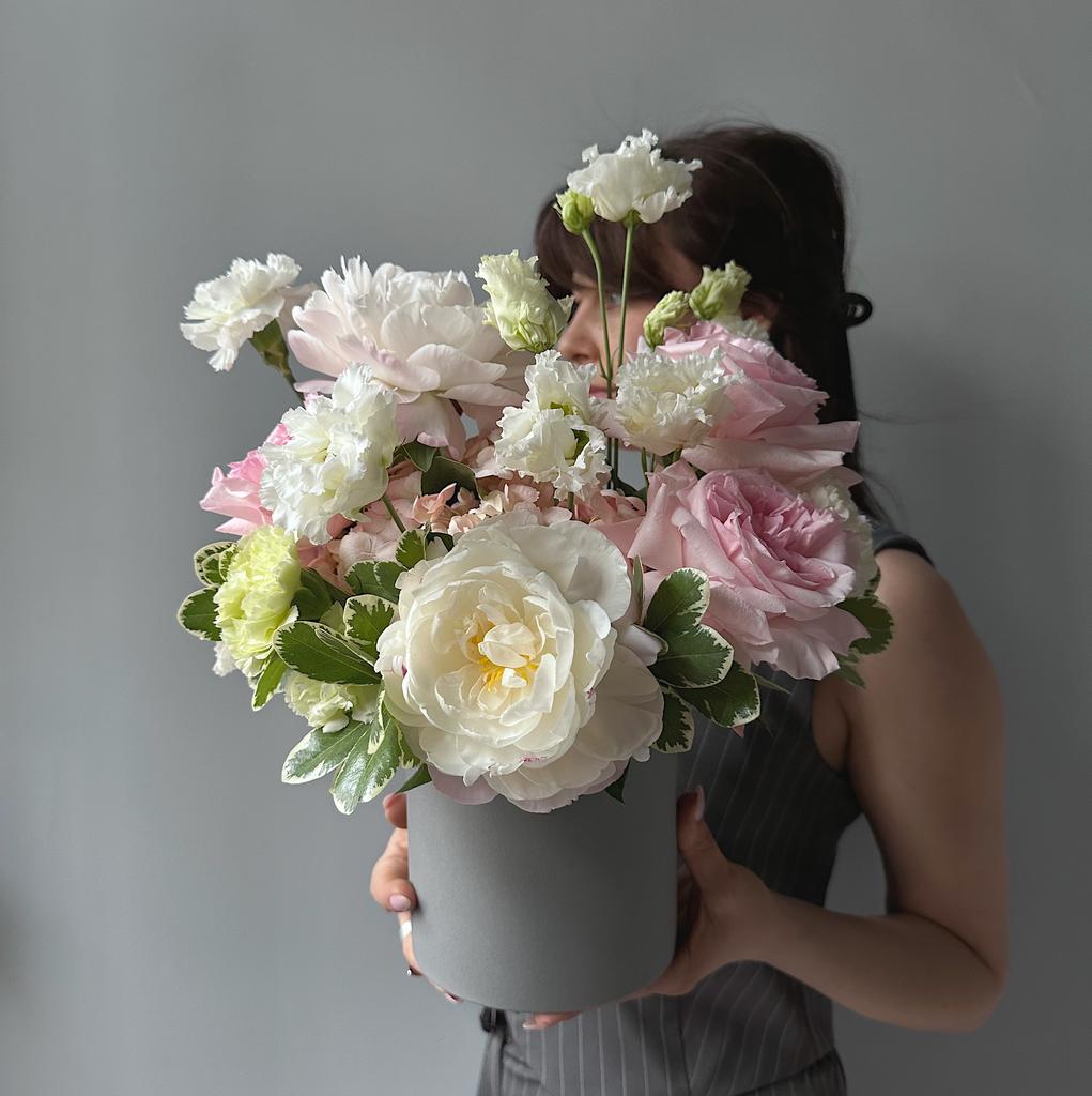 Алерти (Пионы, ароматные розы, лизиантус в коробке)