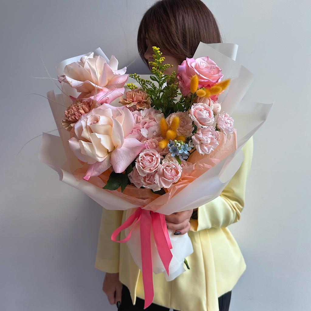 Цветущий Мир (Яркий и Нежный Букет с Французскими Розами и Оксипеталумом)