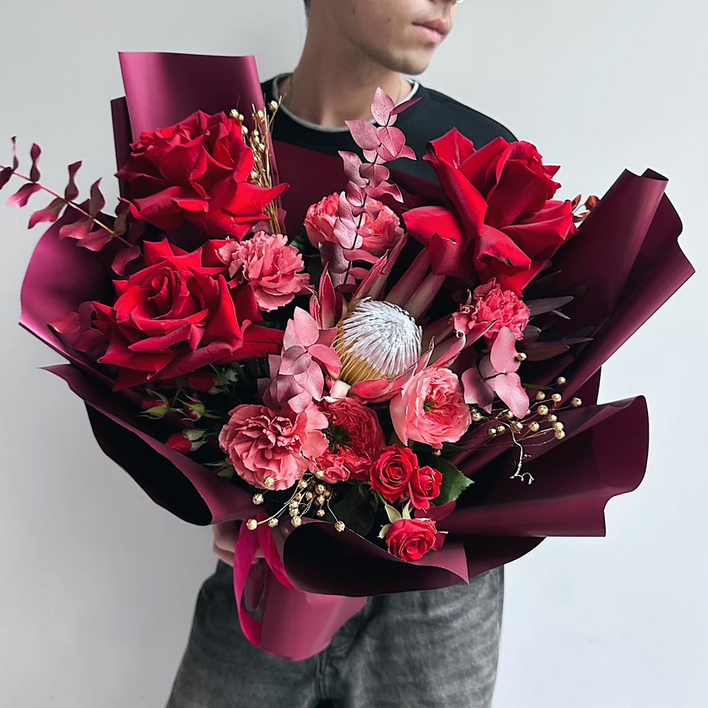 Кармен (Протея и Французские Бордовые Розы)