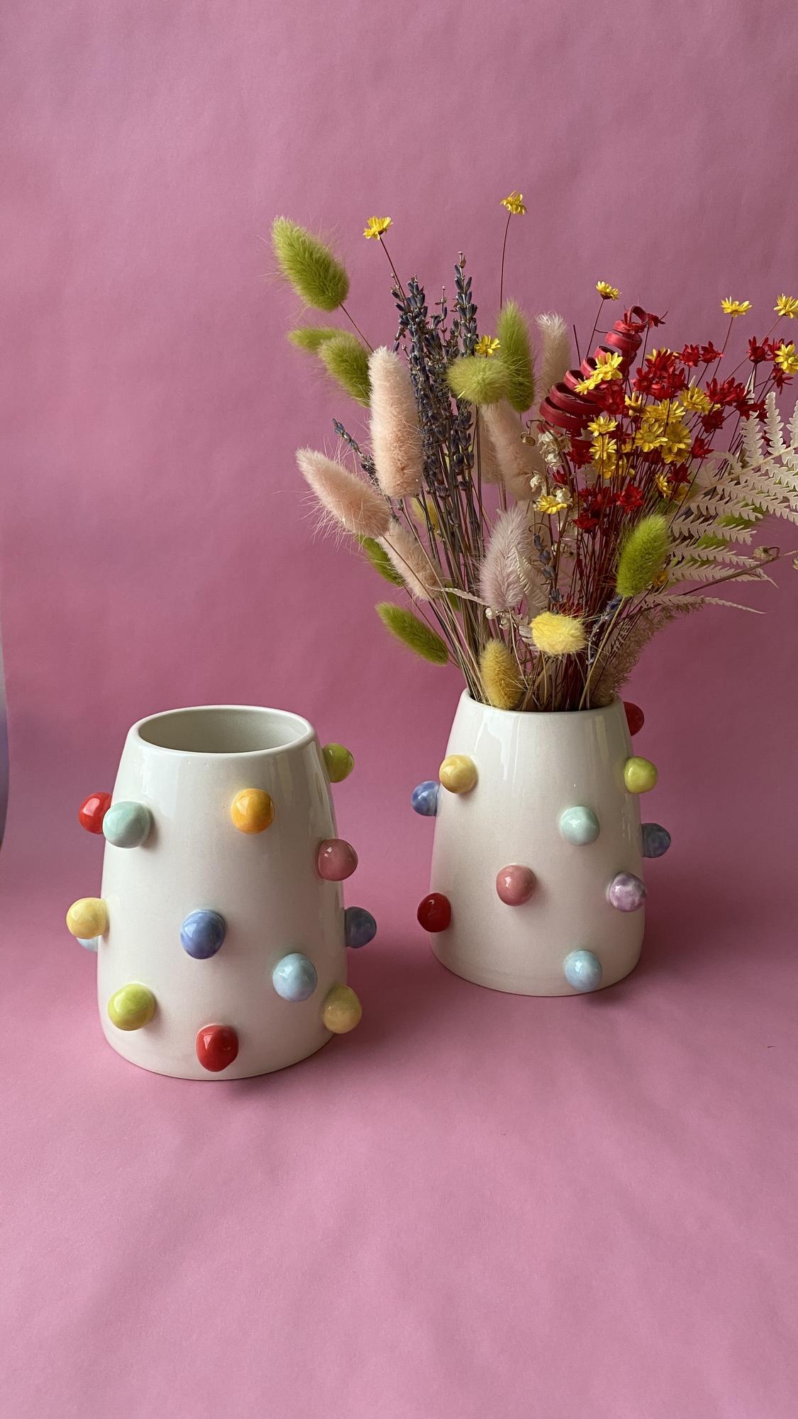 Ваза ручной работы с большими разноцветными пупырками