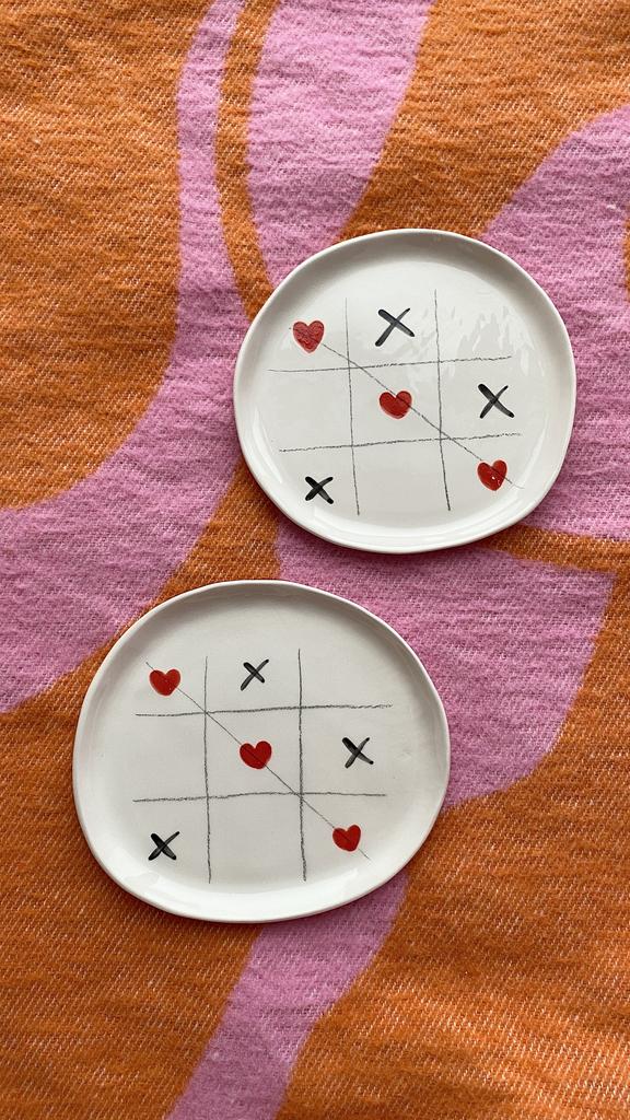 МАЛЕНЬКАЯ ТАРЕЛОЧКА «КРЕСТИКИ-НОЛИКИ С СЕРДЕЧКОМ»