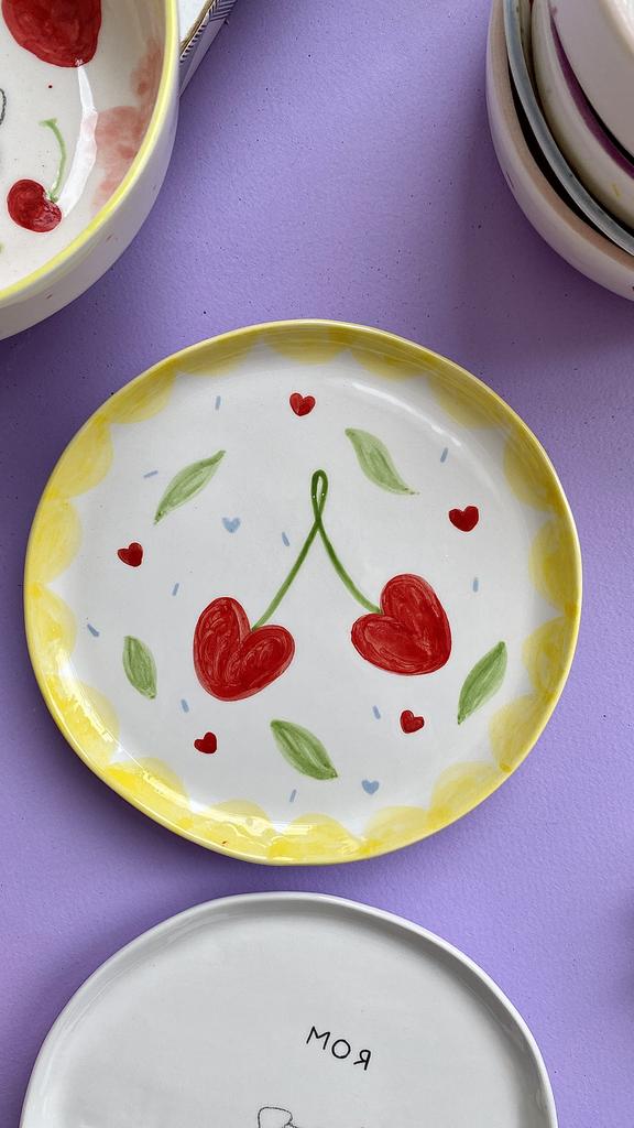 МАЛЕНЬКАЯ ТАРЕЛОЧКА с вишенками и желтыми фестонами