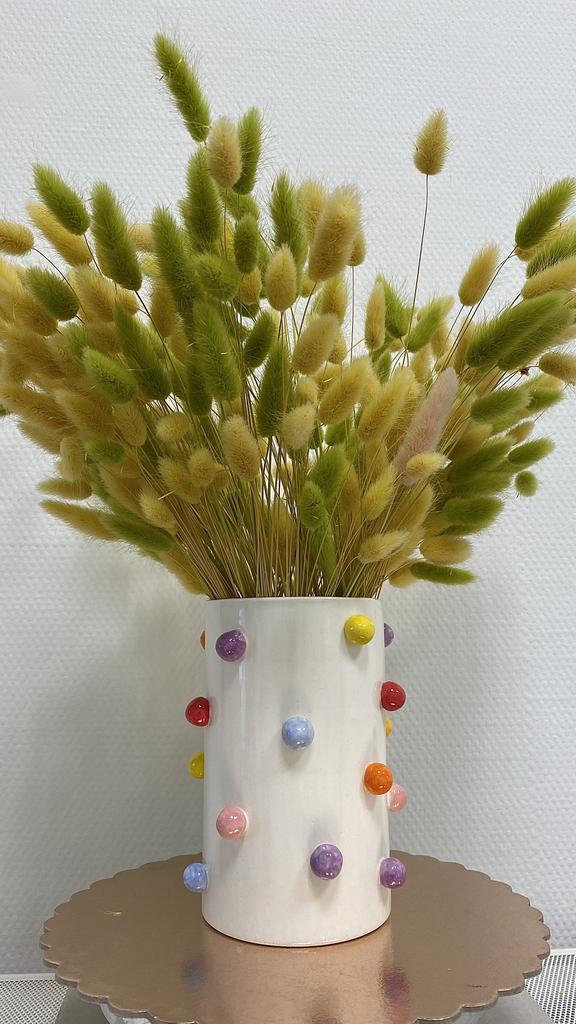 Высокая ваза с разноцветными пупырками