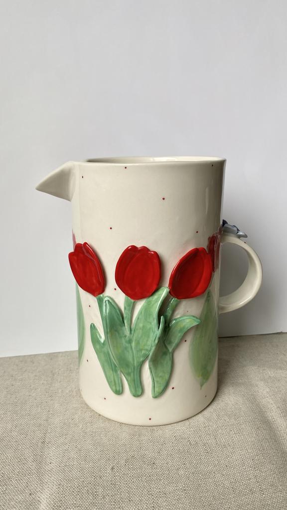 Кувшин с тюльпанами