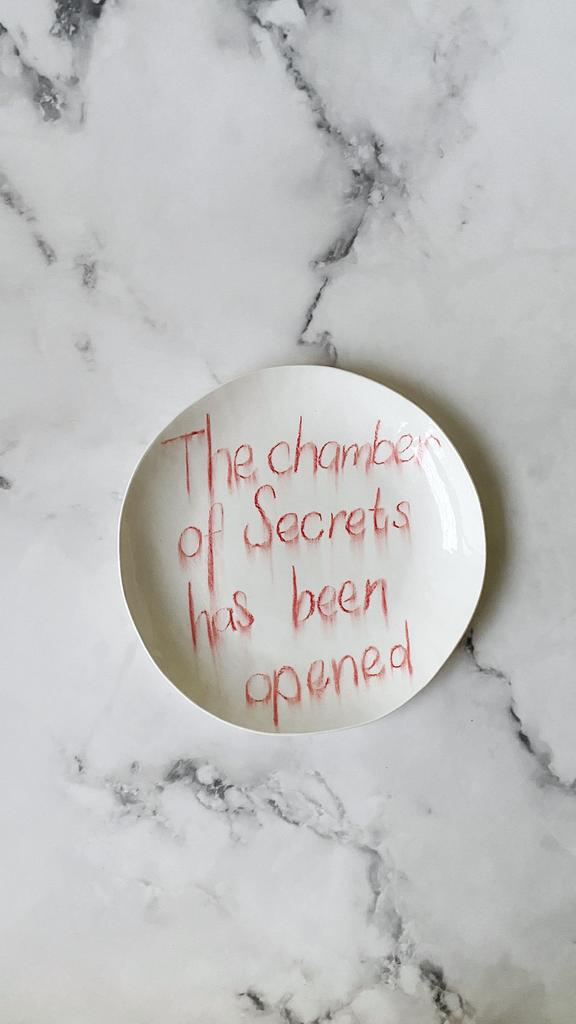 Тарелочка «Тайная комната снова открыта»