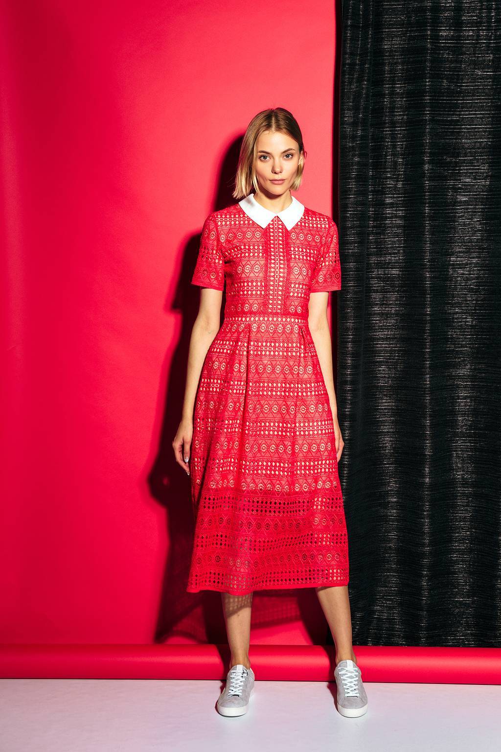 Кружевное платье миди с контрастным воротником