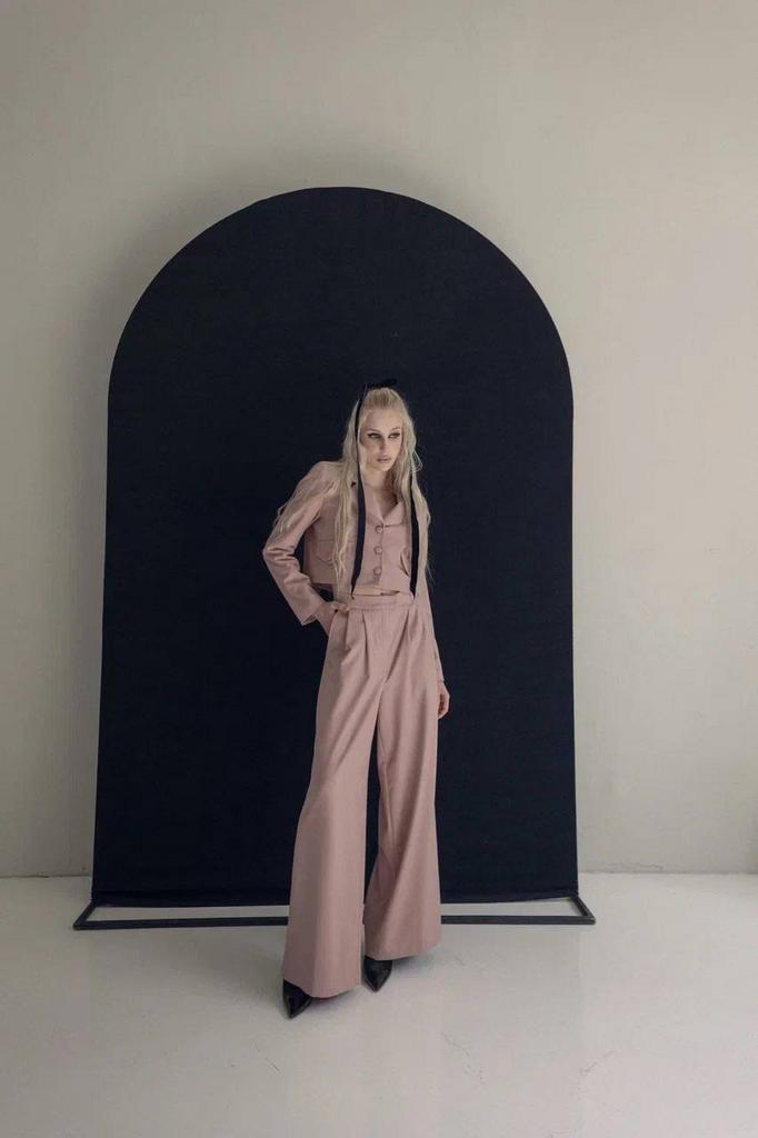 Костюм: укороченный жакет и широкие брюки