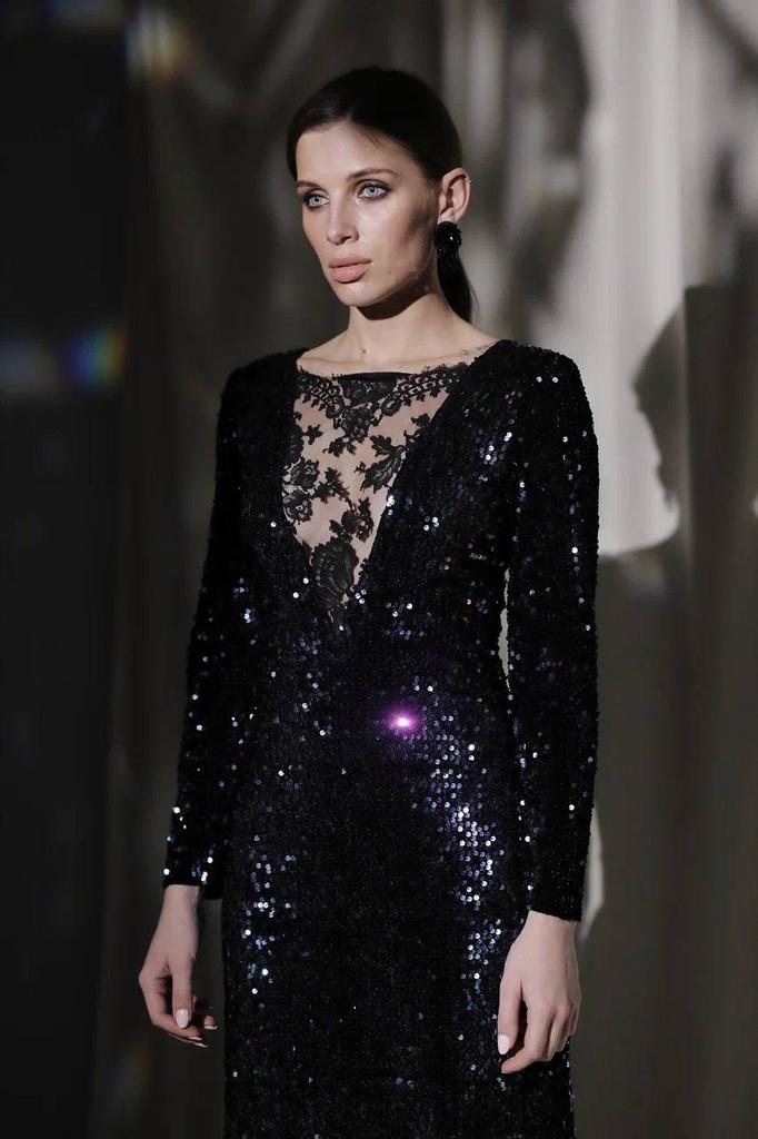 Платье с пайетками и кружевом