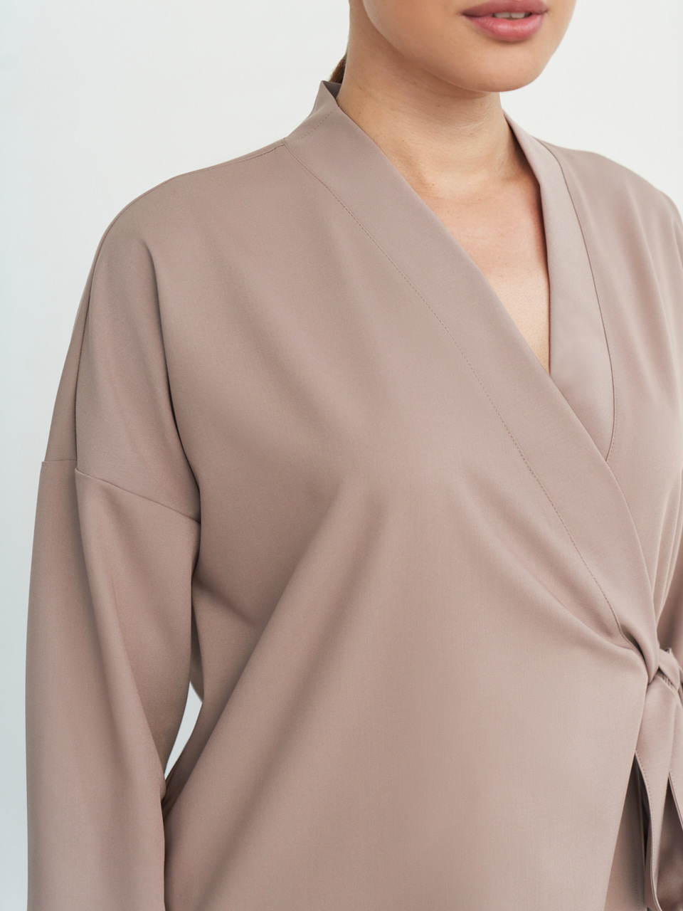 Кимоно свободного кроя на запах с длинным рукавом мокко KL 212