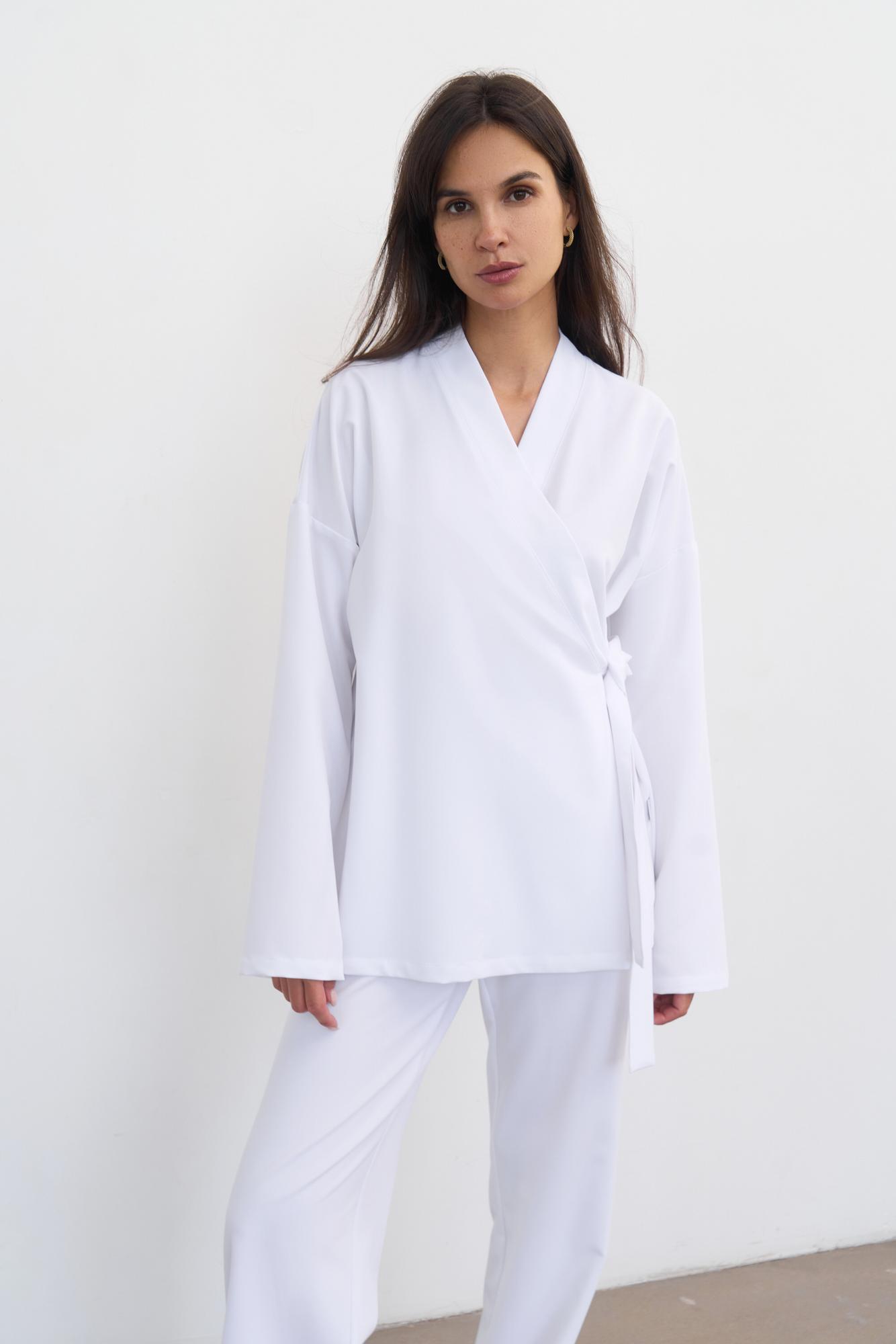 Кимоно свободного кроя на запах с длинным рукавом белое KL 212