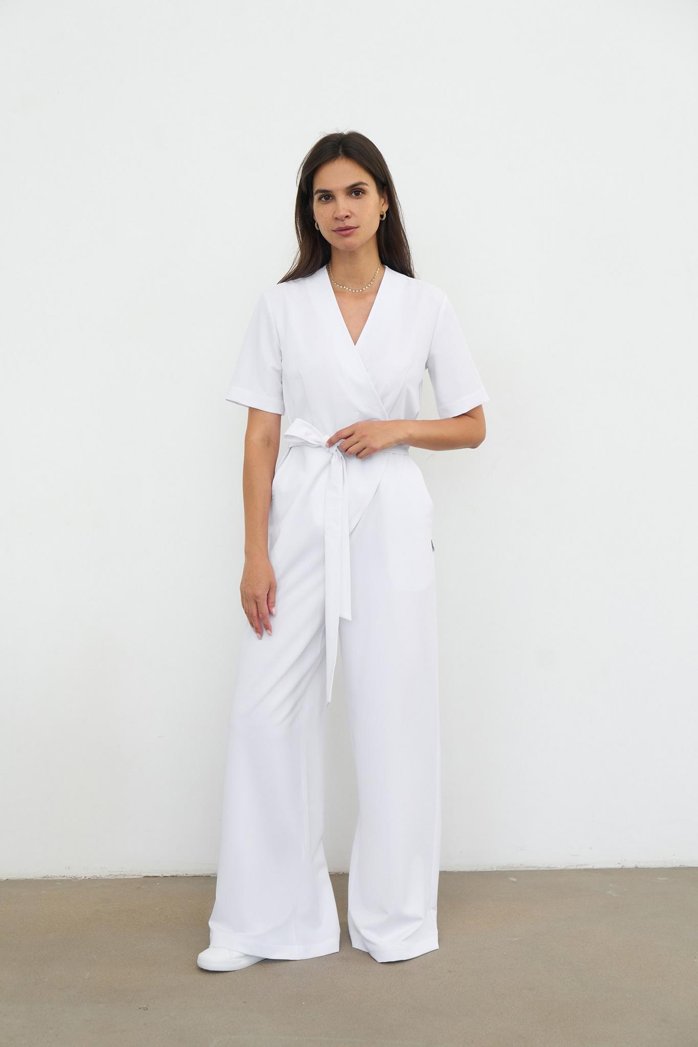 Комбинезон медицинский KL403 белый | Элегантный крой на запах