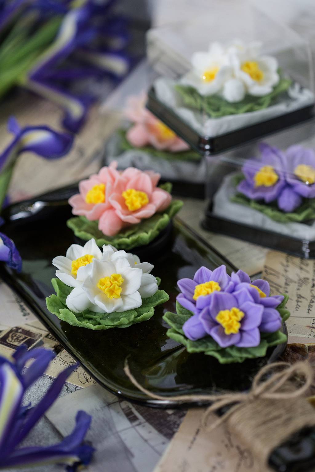 Крокусы на листьях