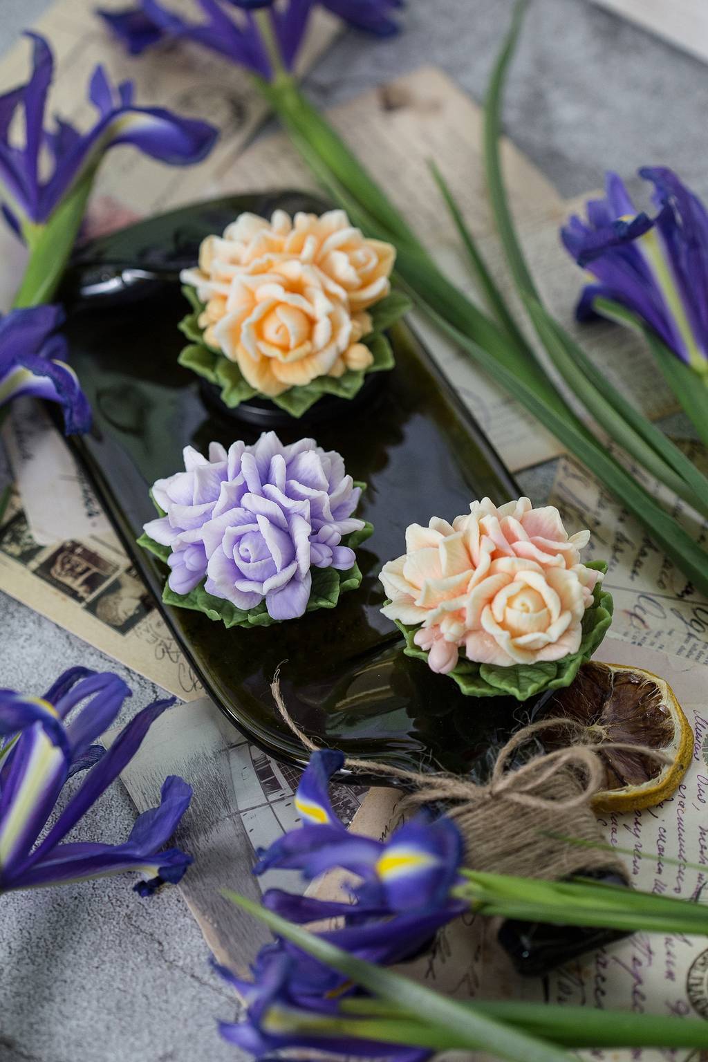 Розы на листьях