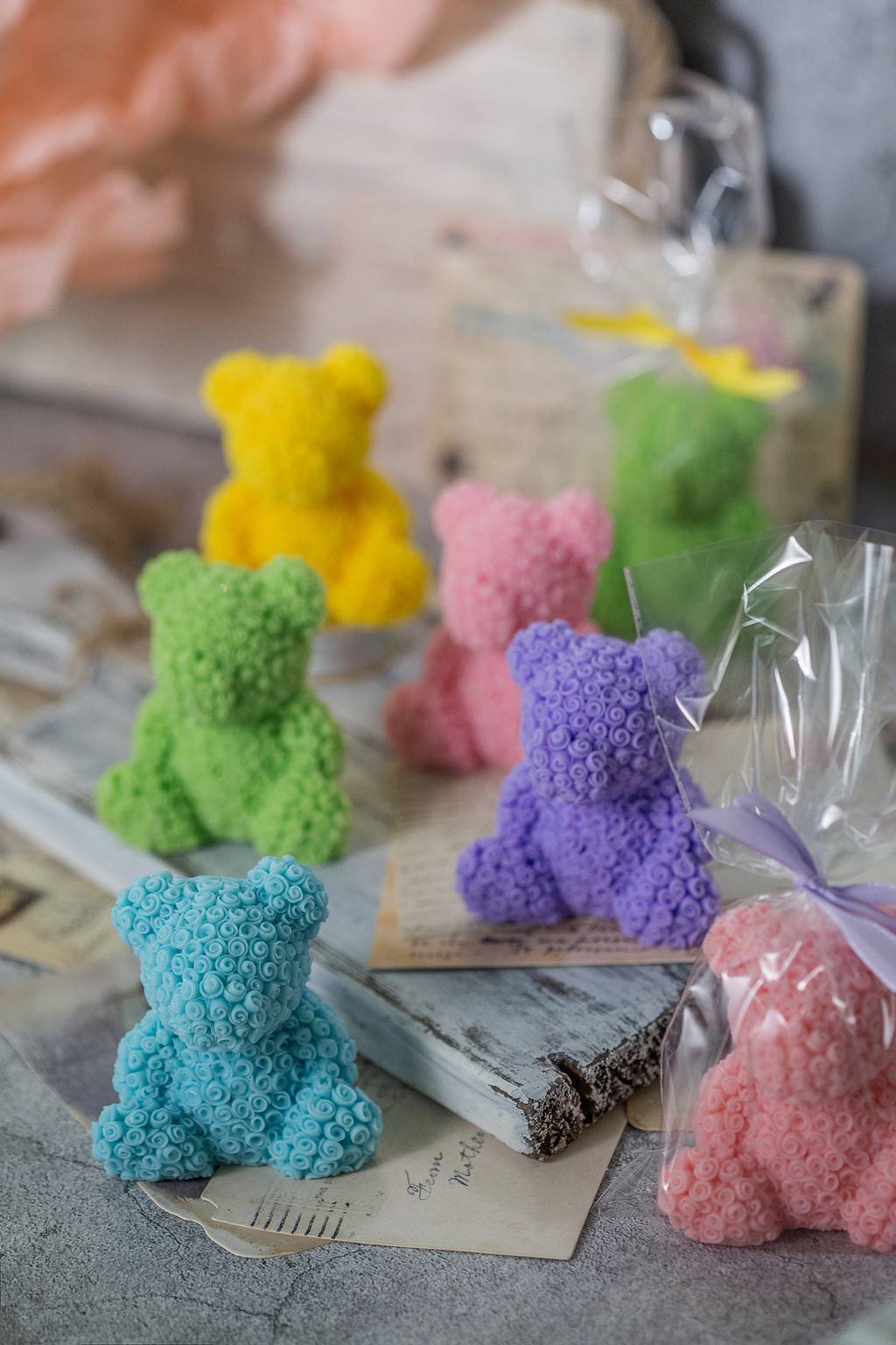 Мишка в розочках -под заказ