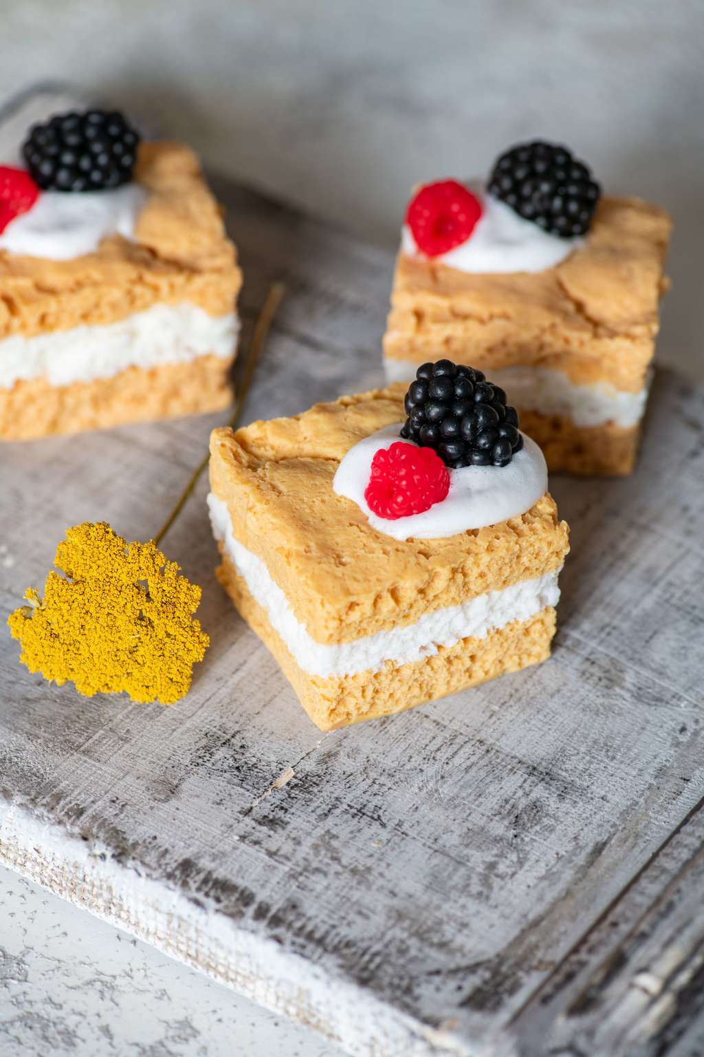 Бисквит с малиной и ежевикой - под заказ