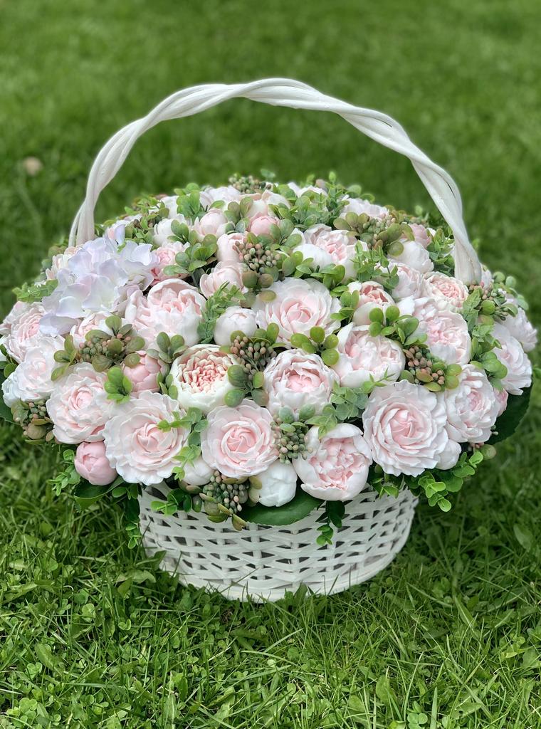 Большая корзина пионов