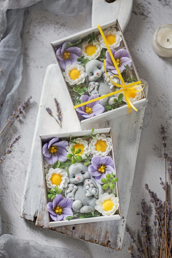 Семейство заек в цветах