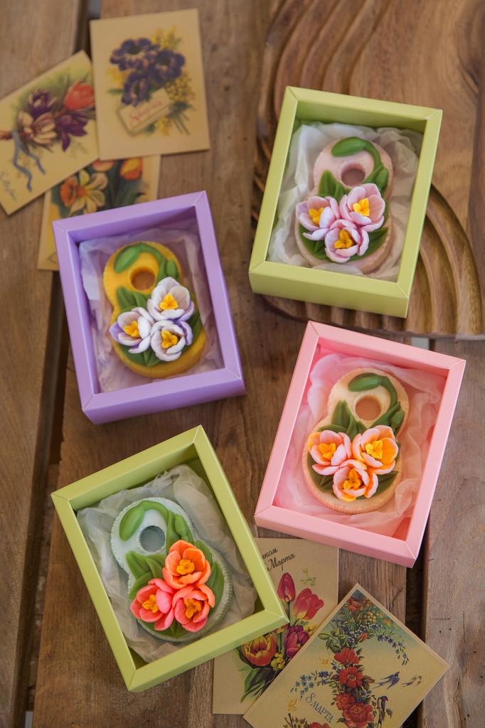 Восьмерка с крокусами в коробочке