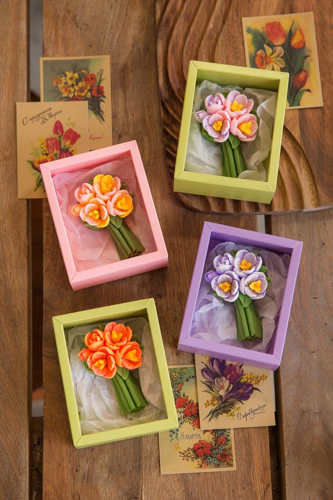 Мини букетик крокусов в коробочке