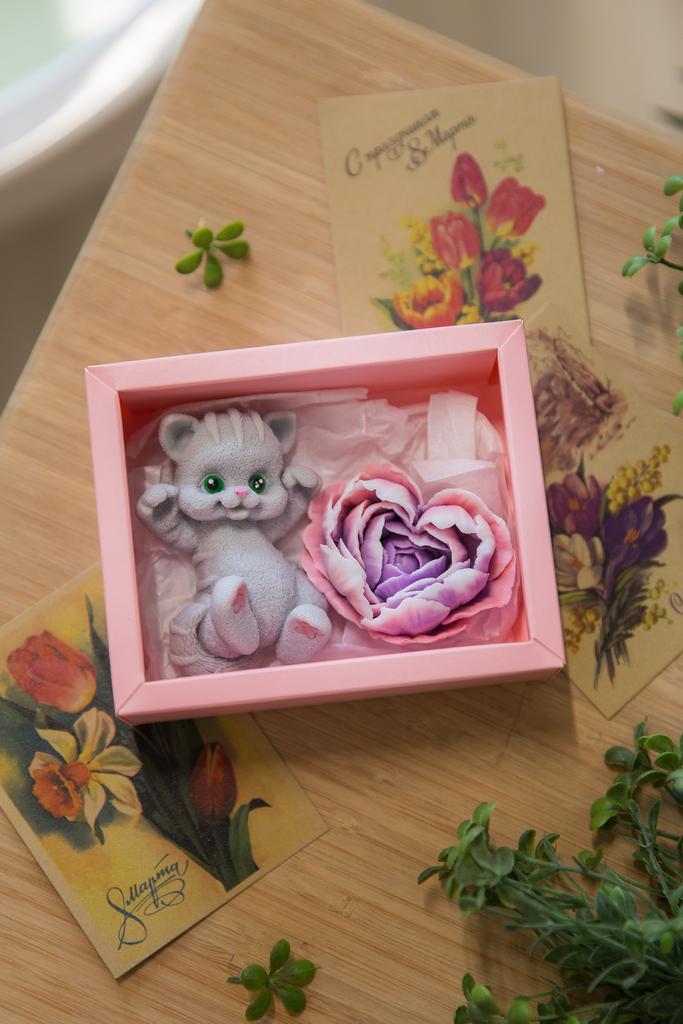 Кошечка с пионом