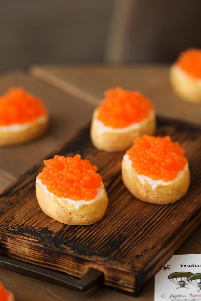Бутерброд с красной икрой