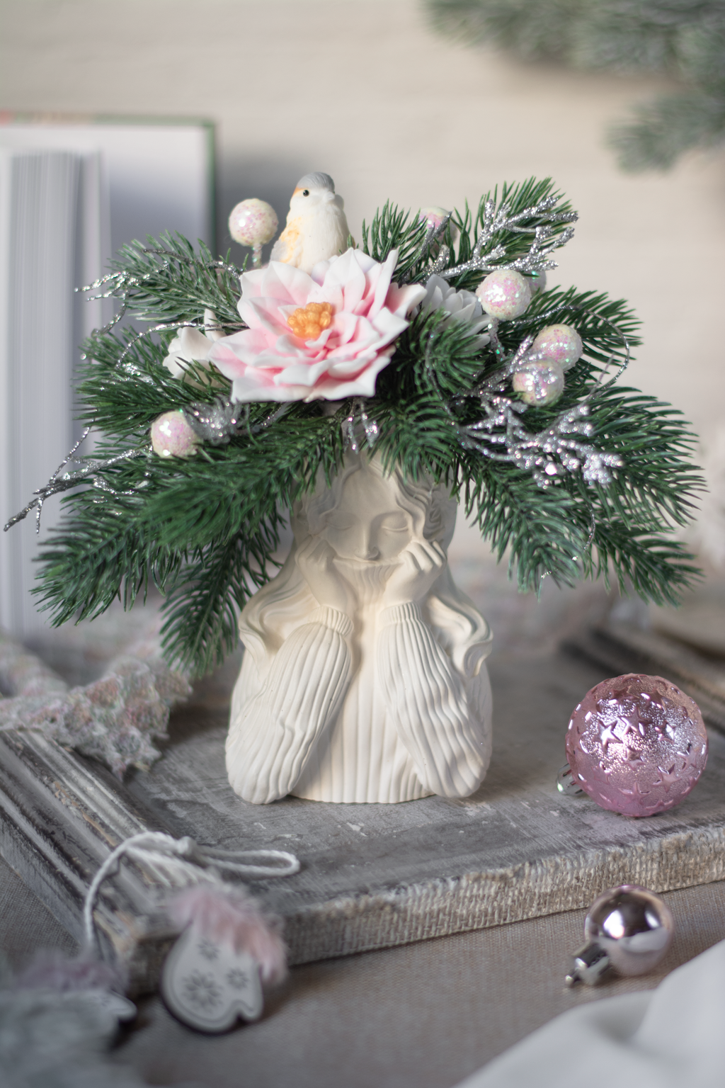 Девочка в свитере с пуансеттией