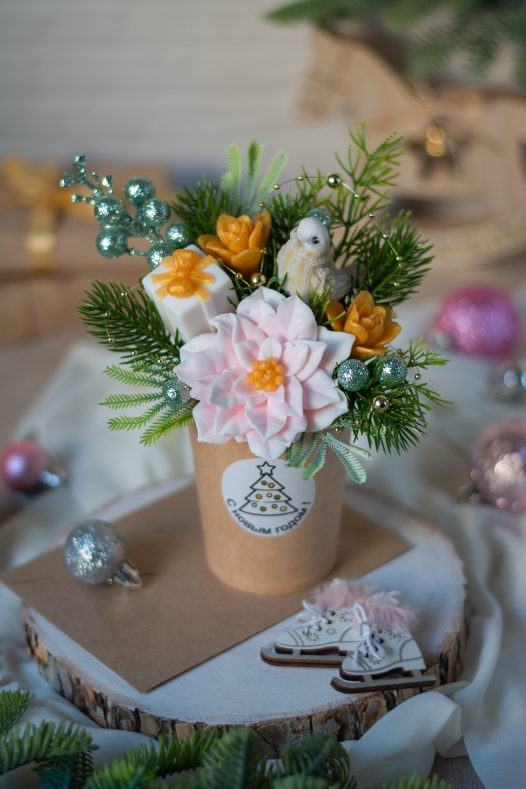 Пуансеттия с птичкой в крафте - под заказ