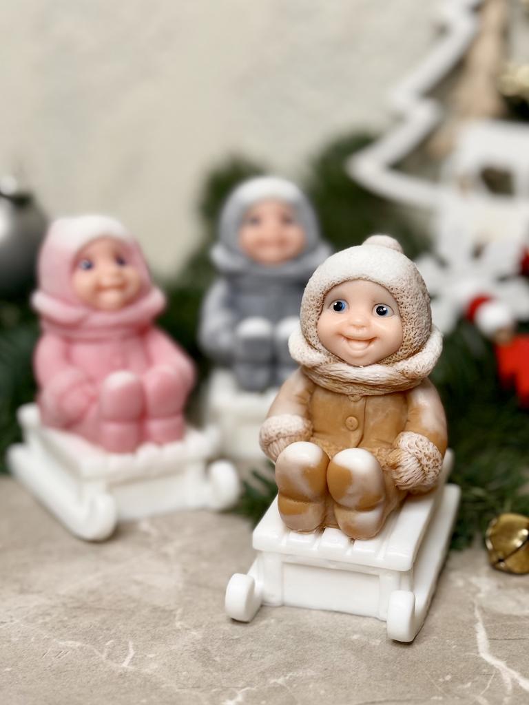 Ребенок на санках