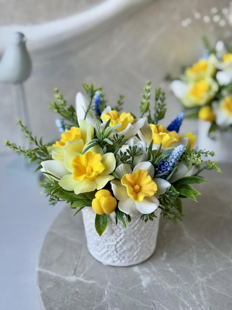 Нарциссы с мускарями в керамическом кашпо - под заказ