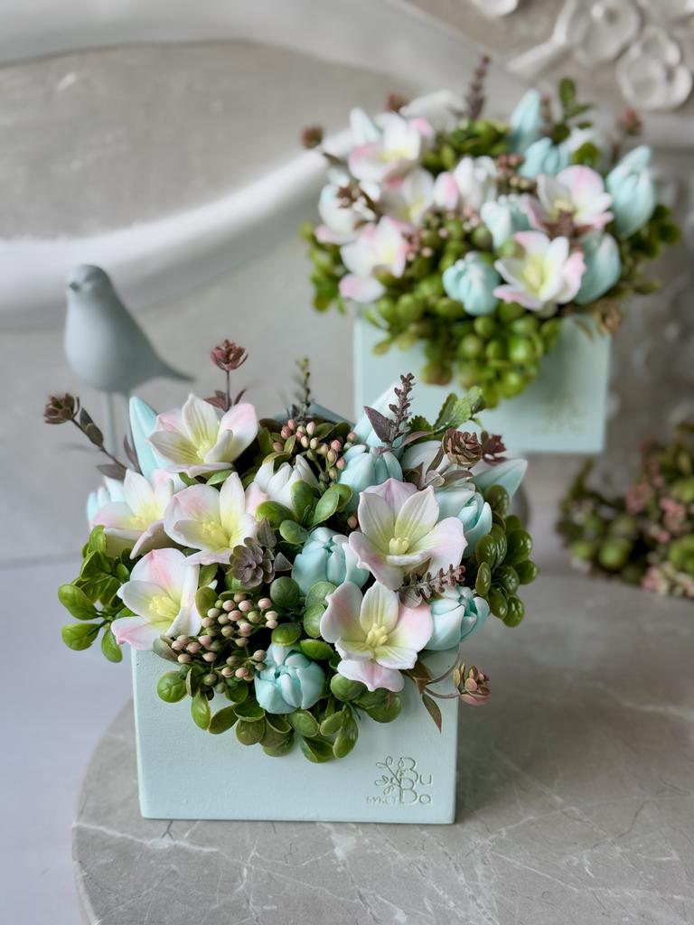 Голубой конверт с альстромерией