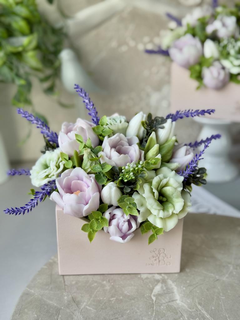 Сиреневый тюльпаны с эустомой - под заказ