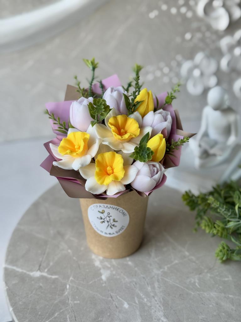 Нарциссы с тюльпанами в крафте - под заказ