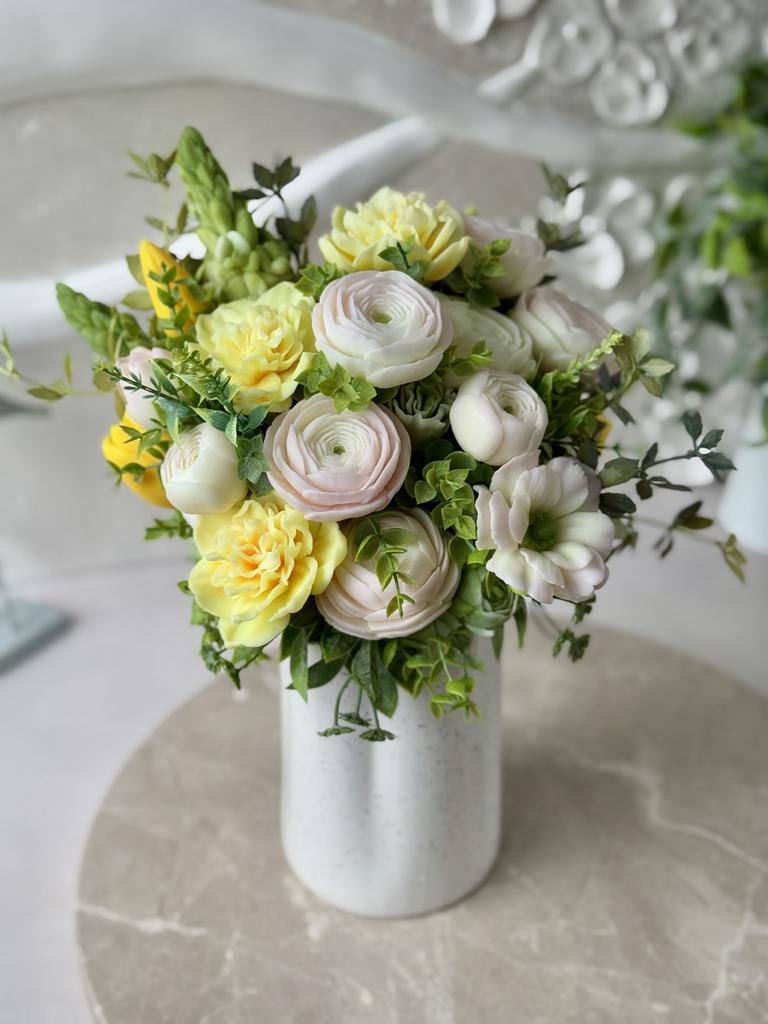 Махровые нарциссы с ранункулюсами в вазе - под заказ