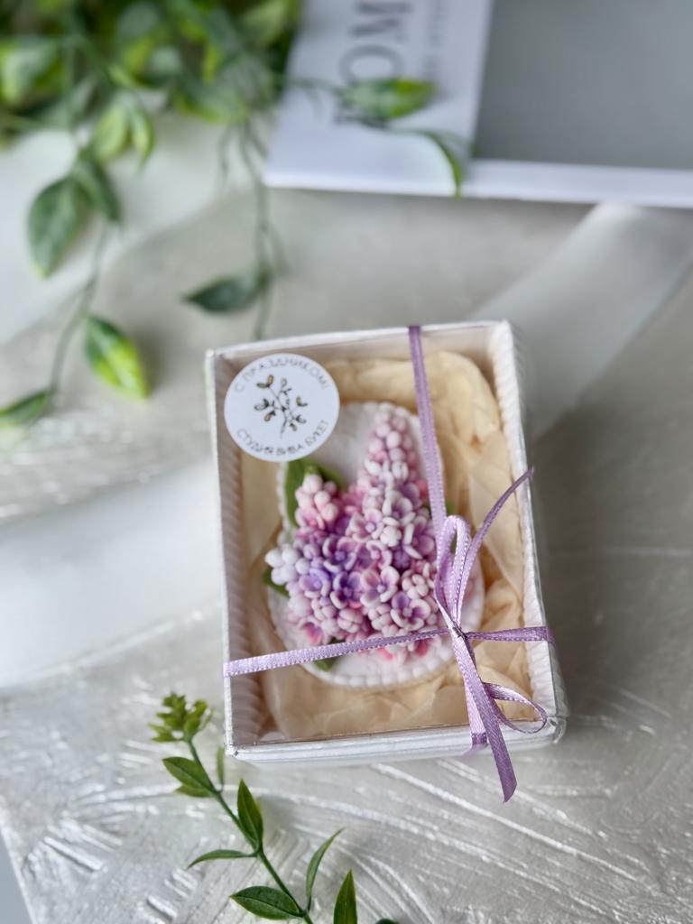 Восьмерка с сиренью в коробочке