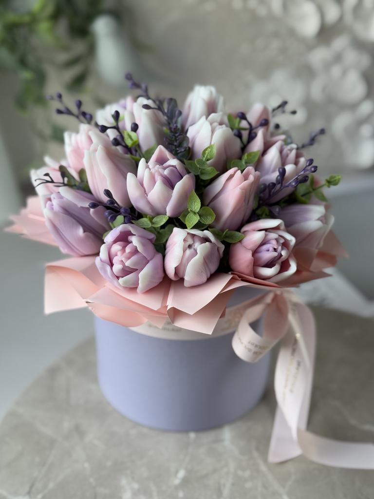 Сиренево-розовые тюльпаны в коробке - под заказ