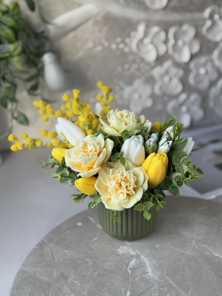Махровые нарциссы с мимозой в керамике - под заказ