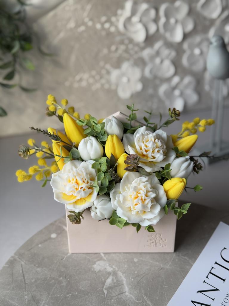 Конвертик с махровыми нарциссами и мимозой - под заказ