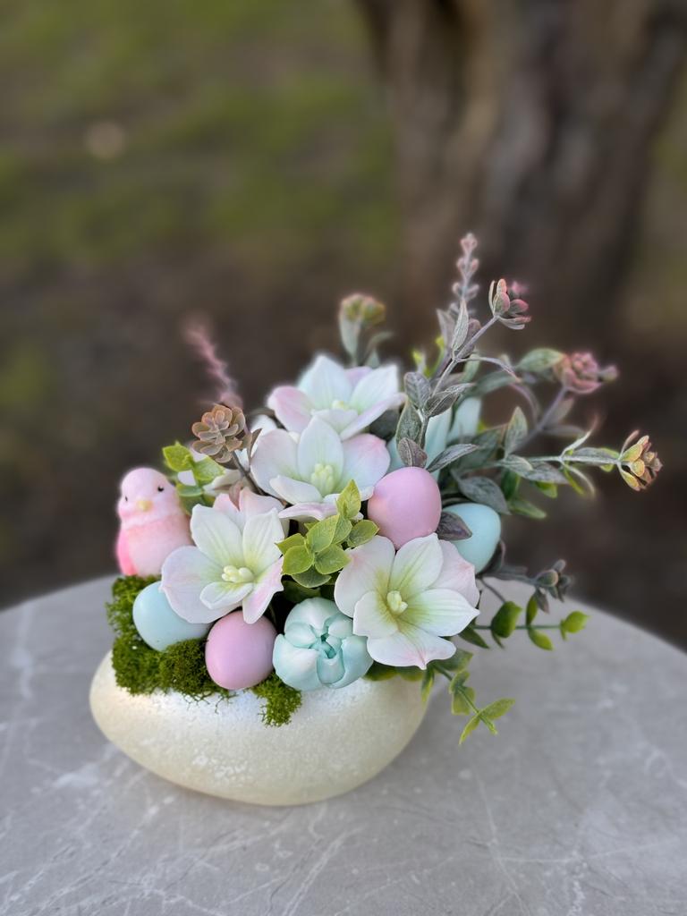 Пасхальная композиция с альстромерией