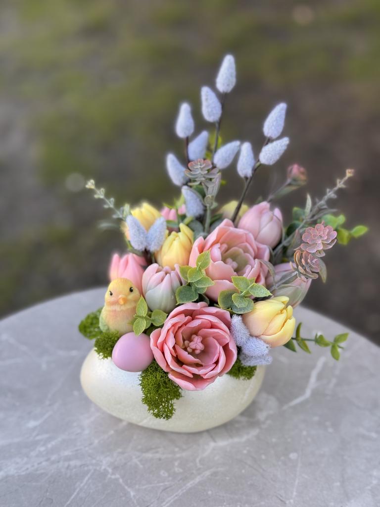Пасхальная композиция с розовыми тюльпанами
