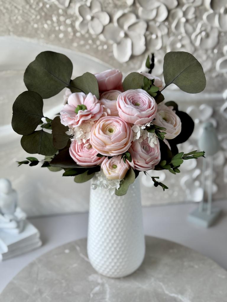 Кремовое-розовые ранункулюсы с эвкалиптом N2