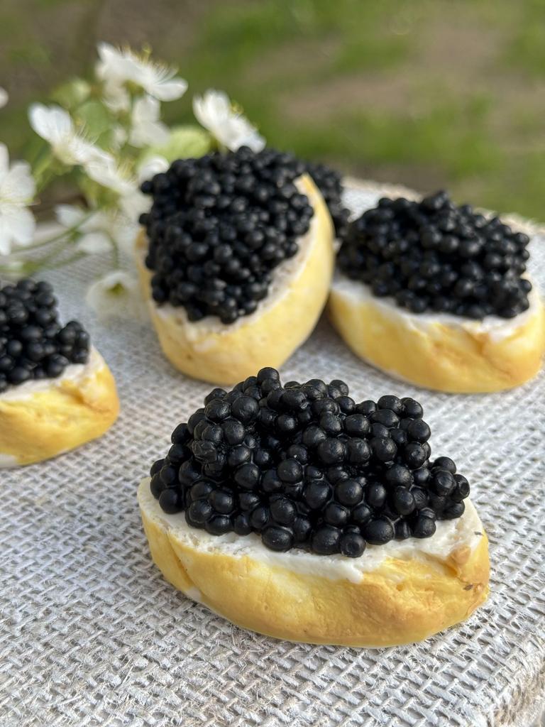 Бутерброд с черной икрой