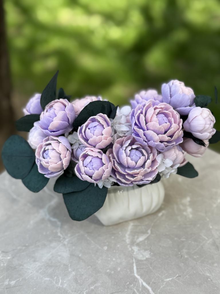 Сиреневые пионы со стабилизированными растениями