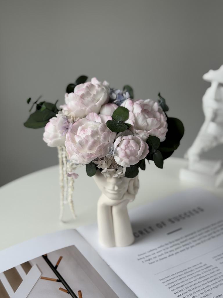 Девушка с пионами с гортензией и эвкалиптом